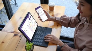 Restaurantinhaberin plant Kampagnen und Social-Media-Beiträge mit dem FoodGenius Marketingmodul auf Tablet und Smartphone.