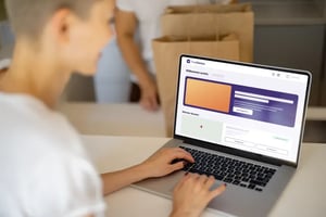 Kundin bestellt bei einem Lieferdienst über einen FoodGenius Onlineshop.