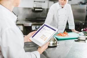 Gastronomin_prueft_Thermometerstatistiken