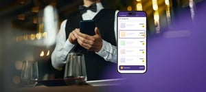 Kellner nutzt das FoodGenius System um Bestellungen per Smartphone direkt beim Gast aufzunehmen.