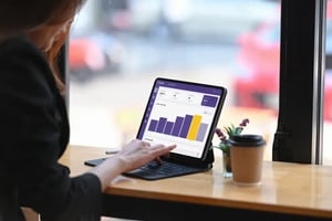 Restaurantinhaberin prüft Kennzahlen im FoodGenius Auswertungsdashboard.