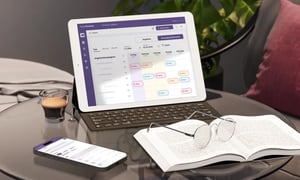 Kalender mit geplanten Marketingkampagnen und Social-Media-Beiträgen im FoodGenius Marketingmodul auf einem Tablet.