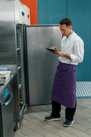 Mitarbeiter dokumentiert eine HACCP-Kontrolle digital im HACCP-System von FoodGenius.